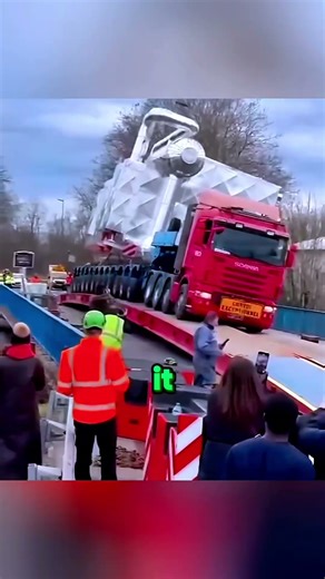Heavy Generator Truck Overturns in Seconds #accident #fail