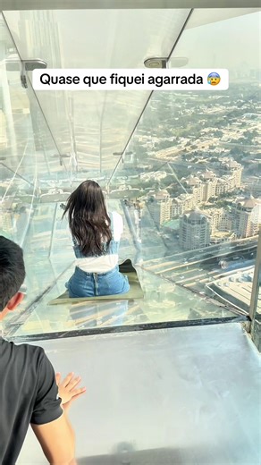 E aí teria coragem de ir nesse escorrega de vidro?? Fizemos esse passeio com a GetYourGuide e foi incrível a experiência. Baixe o app através do link: https://gyg.me/viajandocomos3-app Use nosso cupom: viajandocomos35 e tenha 5% de desconto na reserva do seu passeio em qualquer lugar do mundo. #skyviewsdubai #getyourguide
