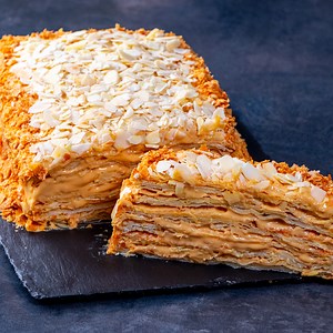 725K views · 3.3K reactions | Gâteau Napoléon que vous ne verrez nulle part! A la pâte à tarte et lait concentré Ingrédients: pâte feuilletée - 800 g pour la crème : lait - 400 ml jaunes d’oeufs - 6 pièces sucre - 120 g essence de vanille - 5 ml fécule - 50 g beurre - 50 g Laisser refroidir la crème pendant 1 h fromage à la crème - 200 g lait concentré bouilli - 250 g pour la déco : amandes effilées - 50 g AU FOUR À 180 °C/25 minutes | Cookrate - France | Facebook