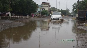 Agra: बेमौसम बारिश बनी आफत, आज भी नहीं मिलेगी राहत, तीन दिन तक ऐसा रहेगा मौसम