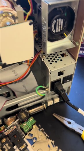 Macintosh Classic II Released in 1991, the Macintosh Classic II is a compact, black-and-white all-in-one Mac. It features a Motorola 68030 processor and was especially popular in education. Today, it’s an iconic favorite among retro computer collectors. #retrocomputer #retrogame #90s #2000s