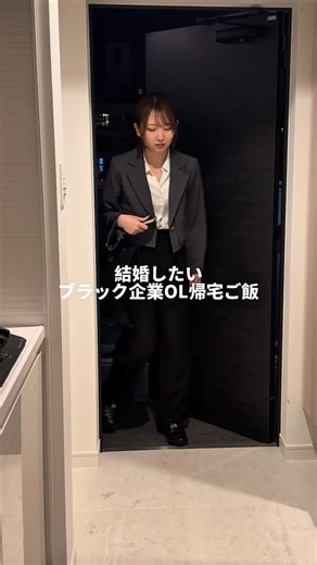 なな|OL簡単ご飯 on Instagram: "結婚ラッシュに怯える25歳アラサー🤦‍♀️ トマトリゾット作りながら独身もいいよな〜と自分を慰める😌 1人分材料 ・パックご飯 1個 ・卵 1個 ・コンソメ 小さじ1 ・カットトマト スプーン3杯分 ・スライスチーズ 1枚 ・パセリ お好みで 〜作り方〜 ①パックご飯の蓋を残したまま開けてスプーンで卵ポケットを作り卵を割入れる ② 卵を囲むようカットトマトをのせ、スライスチーズもちぎってのせる ③ 卵の黄身に数箇所穴を開けて蓋を閉じる ④レンジで600w3分 ⑤お好みでパセリをふりかけたら完成 ⑥よく混ぜて食べてね #ブラック企業 #ol日常 #簡単レシピ #簡単ご飯 #レンチンレシピ #vlog #簡単料理 #帰宅後 #レンチン #パックご飯 #アレンジレシピ"