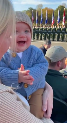 Baby Starts Clapping for Soldiers… Crowd Joins In 👏🇺🇸