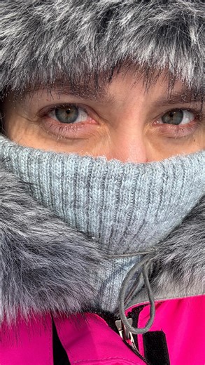 Алиса Шмурыгина on Instagram: "Когда ролик внезапно залетает… а вместе с просмотрами прилетают хейт, странные люди и ноль пользы 😅 Мечта? Не всегда. Опыт — да. #рилсызалетают #инстаправда #изнанкаблогинга #блогерскиебудни #ожиданиереальность"