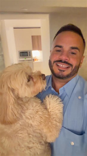 El 2025 cerró complicado. Ahora es cuando uno se prueba de lo que está hecho. A los que ya no están en esta patria, los entiendo. Ver tanto potencial desperdiciándose y sentir la impotencia de la incapacidad duele. Fatiga, frustra. Pero también aclara. Aclara saber que nadie viene al rescate, que te toca a ti ser el cambio que quieres ver. Irse no es traición, es supervivencia. Quedarse es valiente, pero tampoco hay que vestirse de mártir. Si desde allá vas a luchar haces más que si aquí vas a d