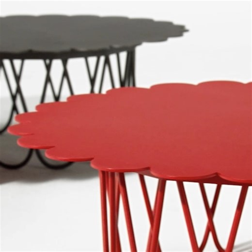 Alexander Girard（アレキサンダー・ジラード）が1950年代半ばに、インディアナ州コロンバスのMiller House（ミラーハウス）のためにデザインしたGirard Flower Table（ジラード フラワーテーブル）。モダンに再解釈されたGirard Flower Tableを新たにご紹介します。 ◆国立新美術館「リビング・モダニティ 住まいの実験 1920s-1970s」ペアチケットプレゼント◆ Herman Miller（ハーマンミラー)は国立新美術館で2025年6月30日まで開催している「リビング・モダニティ 住まいの実験 1920s‒1970s」に協力し、Girard Flower Tableなどを出品しています。 テーブルの発売およびリビング・モダニティ展への出品を記念して、期間中都内Herman Miller ストア各店（丸の内店、銀座店、青山店、渋谷店、二子玉川店）にて税込20,000円以上お買い上げをいただいたお客様に、国立新美術館にて6月30日まで開催している「リビング・モダニティ 住まいの実験 1920s-1970s」の観覧券を2枚ペアにてプレゼ