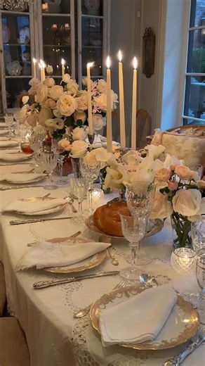 Rebecca Hessel Cohen on Instagram: "Ringing in the Jewish New Year the sweetest way I know how — surrounded by family, tradition, and a table overflowing with apples, honey, and love✨💫🫶🍯🍎 #tablescape #jewishnewyear #shanatova"