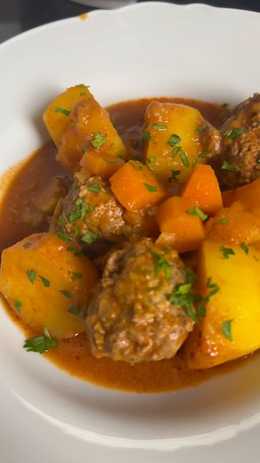 🥔🥕Ragoût de boulettes et pommes de terre, prêt en 8 minutes. Liste des ingrédients pour trois personnes: 400 g de viande hachée de bœuf, six pommes de terre, un oignon, une carotte , ail et persil, 2 cas d’huile d’olive, 1 cas de concentré de tomate, 5 cl de pulpe de tomates, sel et poivre, herbes aromatiques knorr #ragout #pommedeterre #recetterapide | Sof So