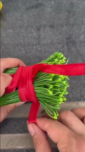 How to Tie a Secure Ribbon Knot for Vegetable Bouquets