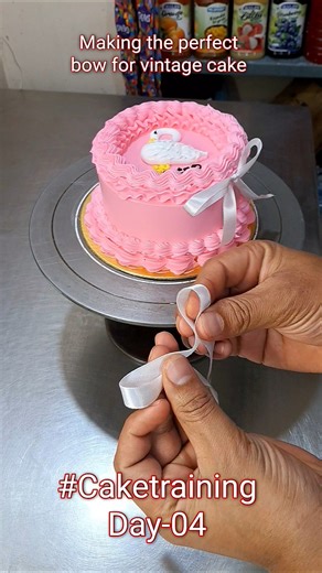 Day-04 How to make perfect Bow for Vintage Cake #caketraining #caketutorial #bow #ribbon #cakebow