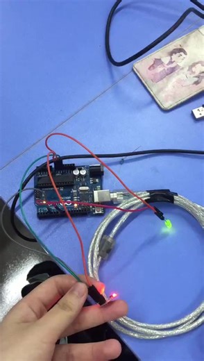 Mixly运用触控+RGB灯实现红绿蓝灯循环切换