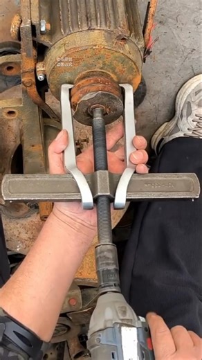 two-jaw gear puller to remove a part from a motor shaft #hardwaretools #tools #shortsfeed