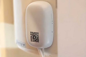 Fixé sur le cumulus, le boitier Elax promet de réduire la facture du chauffe-eau de 25 %