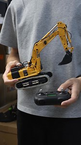 98K views · 2.3K reactions | Working the Komatsu 1/50 scale PC520 excavator #toucanhobby #rcmodel #RC #excavator #miniature | Toucanhobby RC Model | Facebook