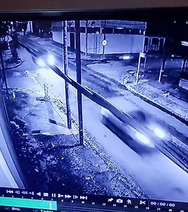 ROBÓ UNA MOTO Y MUERE AL CHOCAR EN RIVERA: Un hombre murió este sábado al chocar en moto contra una camioneta en Paysandú y Damboriarena, Rivera. La moto, hurtada minutos antes en Santana do Livramento, circulaba a alta velocidad y sin preferencia. El hecho quedó registrado en cámaras. Policía y autoridades trabajaron en el lugar. | Hora uno