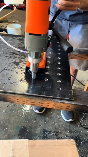 1K views · 355 reactions | VEVOR Profi Kernbohrmaschine Magnetbohrmaschine Magnetkraft 12500 N, 850 U/min 1450 W Magnetbohrmaschine 40 mm Max. Bohrdurchmesser, Magnetkernbohrsystem für Schiffsbau, Brückenbau usw. | VEVOR Home Improvement Germany | Facebook