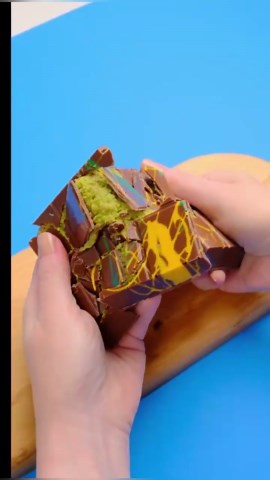 Momente de răsfăț absolut! Ciocolata Dubai Fix – gust oriental, textură unică, cadoul perfect.