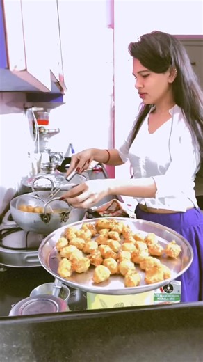 Himani.p on Instagram: "Cooking and dry Manchurian 🤌🏻😋 #cooking #manchurian #chainisefood #reels #trendingreels #instagram #explore #instagood #foryou #food #foodstagram #foodblogger"