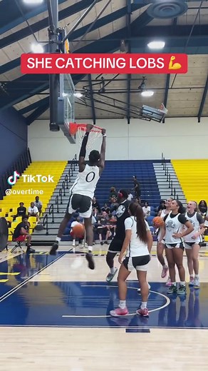 OLIVIYAH EDWARDS DUNKING IN WOMEN'S BASKETBALL