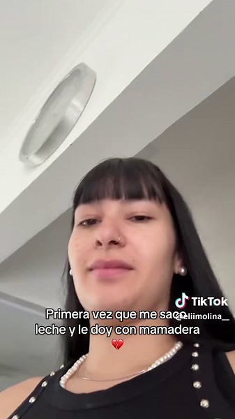 Primera vez que toma en mamadera la leche de mamá 🥹❤️ muchos sentimientos encontrados 🥺