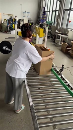 After sealing the boxes, the finished boxes are stored.