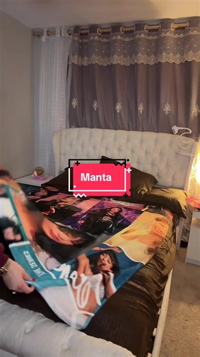 Manta decorativa con collage icónico de Selena Quintanilla Material plush de poliéster suave y ligero Sensación acogedora y confortable Diseño colorido que resalta en cualquier espacio Fácil de doblar y guardar Ideal para cama, sofá o sillón Apta para uso diario #SelenaQuintanillaBlanket #selenaquintanilla#Home@The Blanket Home