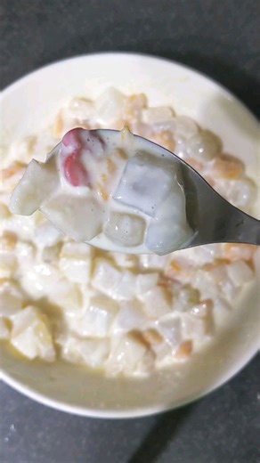 Ozoz - #NigerianFoodExplorer on Instagram: "Filipino #bukosalad is one of my favorite fruit salads ever and this riff, missing the buko - coconut shreds- though is so so good Think Nigerian fresh fruit salad with milk and jelly, ambrosia salad, creamy salads from the American Midwest and a host of others. You'll find a recipe on kitchenbutterfly.com. It has all my favorite things - jelly - fruit - cream and sweet - culture Have you tried it before?"