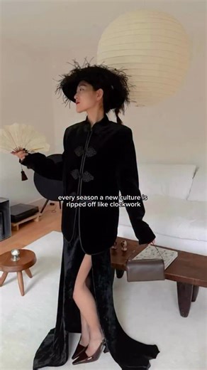 SSQRD | Global Shopping Search-Engine on Instagram: "Recently, Tangzhuang (唐装) jackets have been rebranded as “Mandarin Jackets” on social media, gaining popularity amongst non-Chinese consumers. The Spanish brand Laganini launched a “Shanghai” jacket that gained traction across Pinterest, slowly trickling into niche fashion communities and eventually becoming a trend. If you want to wear this style of jacket, support Chinese brands directly."