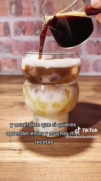 NUEVA RECETA CAFE FRIO Y CARAMELO ☕🍬 -Syrup de Caramelo -Hielo -Café -leche -Jarabe Disfruta de lo mejor del café ❤️ #capuccino #latteart #cafeina #barismoonline #barismo #cafe #moccacino #coffeeaddict #cafeteria