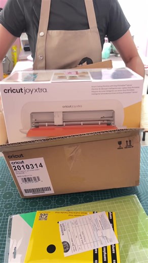 Quick unboxing! From Cricut Joy to THIS 👀 Calibration first try. Was this upgrade worth it? YES! 🙌 #cuttingmachine #cricutjoy #cricutjoyextra #crafting #fyp
