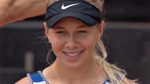 阿尼西莫娃第一个WTA赛事冠军演讲及合影环节