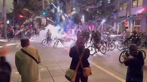 西雅图抗议活动持续至天黑 街头燃起大火，烟花在警察间炸开_腾讯新闻