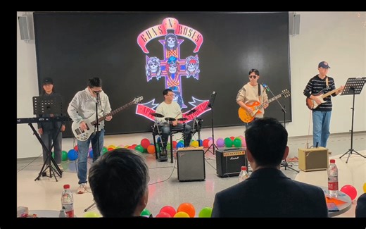 元旦晚会在院领导面前表演《Sweet Child O’ Mine》