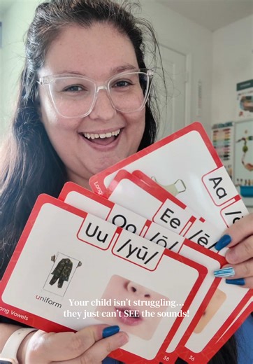 Teaching phonics just got a whole lot easier… and WAY more engaging 🙌🏻 We’ve been using the 3D Sound & Phonics Cards from @hand2mind and I’m honestly blown away by how simple but effective they are 🤯 These aren’t your typical flashcards… When you move them, the image actually shifts so kids can SEE how their mouth, lips, and tongue should move to make each sound 👀 Which is HUGE for: ✨ early readers ✨ kids struggling with phonics ✨ speech support ✨ visual learners Each card focuses on a diffe