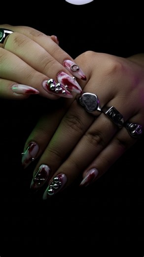 KAISA - A MARCA DAS ARTISTAS NAILS on Instagram: "🩸 O toque sombrio que faltava pro Halloween! A @by.clara.nails trouxe uma nail art sanguinolenta e dramática, cheia de metal e brilho no ponto certo. 👁️✨ 💅 Produtos usados: – Esmalte em Gel (Renda) – Esmalte em Gel (Coleção Marsala) – Pincel Liner (Coleção Cabana) – Top Coat Alto Brilho 🖤 Um look entre o luxo e o terror, perfeito pra quem quer causar nesse Halloween. #KaisaNails #TimeKaisa #HalloweendaKaisa #UnhasDeHalloween"