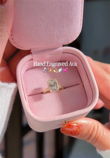 If romance was a ring, we’re certain it would be this hand-engraved Ava engagement ring 💕 Intricate detailing along the bezel and band perfectly showcase the radiant center diamond. This protective style is ideal for those who are looking for something low maintenance with a vintage twist ✨ Details – save for reference 🥰 • Setting: Ava (Engraved) • Band Width: 2.0mm • Metal Type: 14kt Yellow Gold • Center Stone: Radiant Lab Diamond • Carat: 2.04ct | Color: D | Clarity: VVS2 • Price: $4,799 🛍️