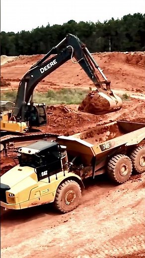 Texas Landfill Cell Construction | 5-Acre Excavation Project with John Deere 470 & CAT Trucks