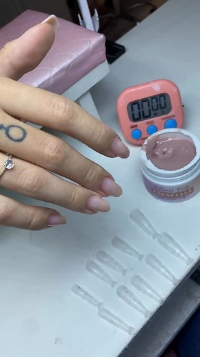 Essa técnica da @melissa_delacoque.nails é BABADO! 😱 O nosso gel semicontrol Essenciale ajuda na realização do seu alongamento de forma rápida, prática e, claro, com muita durabilidade! Os géis da linha Essenciale são livres de TPO e DMPT, e trazem a segurança que você precisa pro seu alongamento através de 5 cores diferentes! ✅💜 Bota o reloginho na tela ⏰ | Più Bella