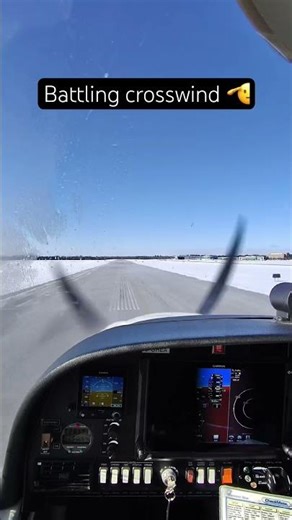 Crosswind landing on DA40 #shorts