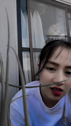 Em bé thích trồng rau 🥰