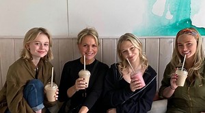 Barbara Alyn Woods döttrar Emily, Natalie och Alyvia går i hennes fotspår