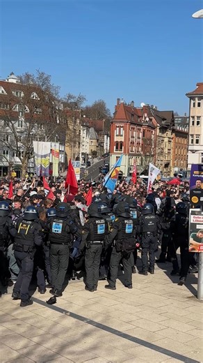 Rechte Demo in Stuttgart: Polizeieinsatz bei Gegendemonstration – 200 Menschen über Stunden eingekesselt