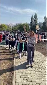 В казанской гимназии №175, пережившей вооруженное нападение, прошла линейка, посвященная Дню знаний
