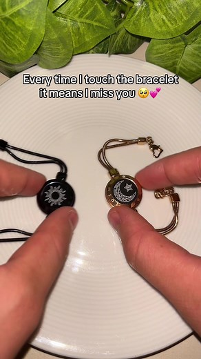 With these smart bracelets you’ll be able to stay connected with your partner from anywhere in the world 🌍🙈 A touch to feel closer 💖☺️ #bracelets #couplebracelets #couples #braceletforcouples #longdistancerelationship