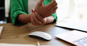 Femme d'affaires assise au bureau de : vidéo de stock (100 % libre de droit) 3401147609 | Shutterstock