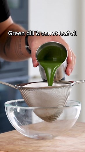 Great way to use carrot leaves! How to make a green dill oil 🌿 For me blanching the herbs is an unnecessary step that has a negative effect. The friction will heat it up enough already. If you blanch it will loose flavor & color. The water will also have a bad effect on the oil✌🏼 Find a full tutorial on my YouTube channel “Jules Cooking” 🙌🏼 Have a great day guys! #julescooking #recipe #youtube #tiktokchef #tiktokcooks #carrot #oil #greenoil #dill