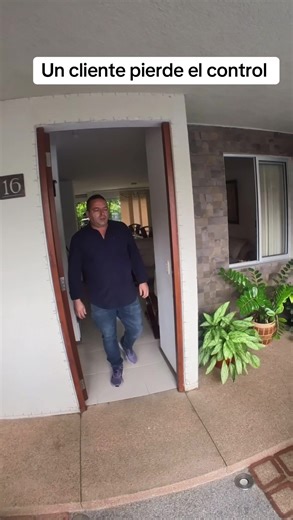 Un cliente pierde el control de su moto