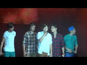 Harry Styles and Niall Horan Kissing!!! One Direction What Makes You Beautiful 24612