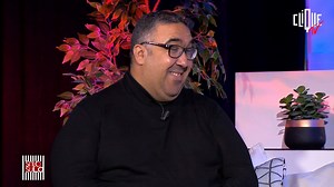 113K views · 718 reactions | Il est monté sur scène le jour où il a écrit son premier sketch. Poussé par Jamel Debbouze. Devant 500 personnes. De nouveau sur scène avec Graisse Anatomy, Wahid Bouzidi s'est posé une heure, toujours en solo, avec JohnSulo.  Ce soir à 21h sur #CliqueTV | Clique | Facebook