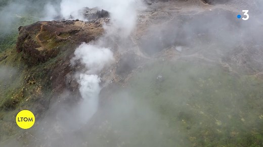 La Soufrière sous surveillance 🔽 Culminant à 1460 m d’altitude, le volcan de la Soufrière est en activité permanente. Depuis l’éruption de 1976, il est surveillé de très près, notamment par l’ Observatoire Volcanologique et Sismologique de Guadeloupe . Reportage sur un lieu sous haute-surveillance | C pas si loin